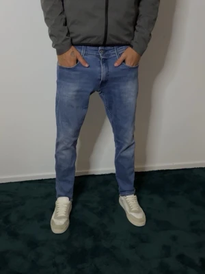 Replay Jeans - Replay Jeans i väldigt fint sick!🌟 Storlek 34-30.   Modellen på bilden är 187cm och väger 70kg 