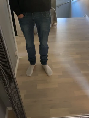 Replay anbass jeans  - .Säljer ett par stretchiga replay anbass jeans i blå då dom inte används längre. Jeansen har en skön passform och är i fint skick   Modellen på bilden är 184  Storlek 29/32