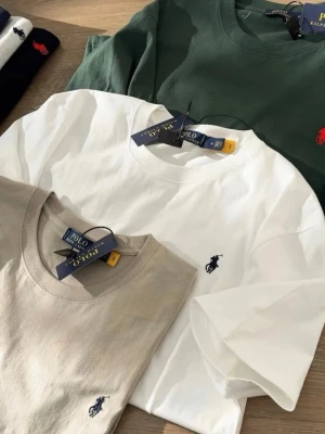 Leverantörer - ALLA MINA RESELLING LEVERANTÖRER! MONCLER, RALPH LAUREN, PARFYMER, SKOR, OCH MYCKET MER TILL BILLIGA PRISER! SKRIV PRIVAT VID FRÅGOR. PERFEKT TILL RESELLING 