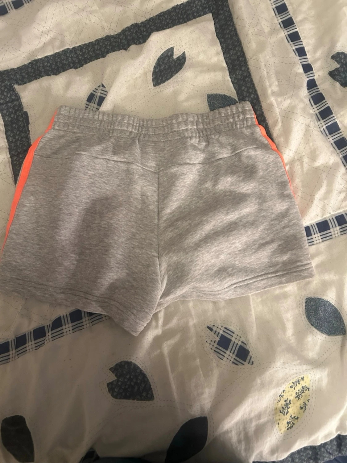 Grå sportshorts från Adidas - 1