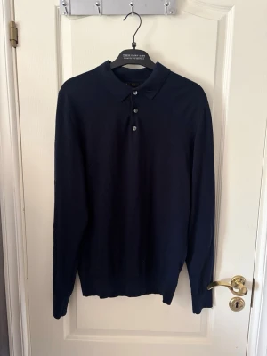 Långärmad Piké Massimo Dutti - Tjena! Säljer nu min snygga långärmade piké från Massimo dutti i 100% marinoull, perfekt tunn tröja inför sommaren. Nypris: 1000kr, säljs för 400kr