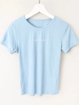 Ljusblå t-shirt från GTECH - En stilren ljusblå t-shirt från GTECH med vit logga på bröstet. T-shirten har rund halsringning och korta ärmar. Perfekt för en avslappnad och enkel look.