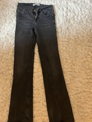 Svarta lågmidjade jeans - Så fina svart lågmidjade bootcut jeans ifrån zara ❤️❤️❤️