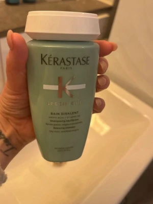 Kérastase Specifique Bain Divalent - Kérastase Specifique Bain Divalent är ett schampo i en mintgrön plastflaska med vit kork. Innehåller aminosyra och vitamin B6, speciellt framtaget för oljiga hårbottnar och känsliga längder. Perfekt för dig som vill balansera hår och hårbotten.