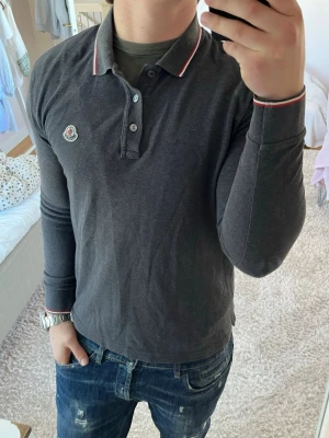Moncler långärmad piké  - Moncler | skick 9/10 | Storlek M | Pris - 1099kr | Modellen är ca 180cm lång | Hör av dig vid minsta fråga eller fundering!!