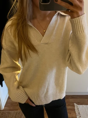 Beige stickad tröja  - En söt och mysig beige stickad tröja med v-ringning🩷