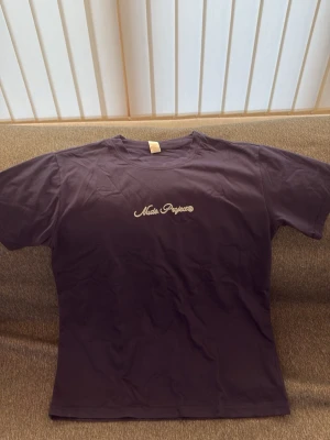 Nude projects t-shirt - Säljer denna nude projects tshirten i storlek S. Den är aldrig använd utan passade inte mig. Passar perfekt till sommaren. Priset är inte satt i sten. Skriv för undringar eller fler bilder