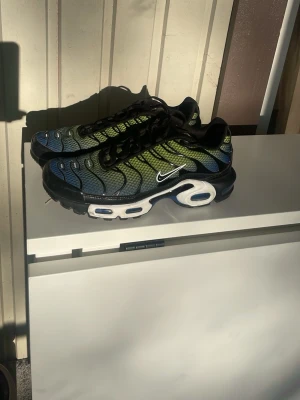 Nike tns blå gröna  - Nästan oanvända Nike tns på bra skick äkta. Säljer dem eftersom de är för små. Priset kan diskuteras.