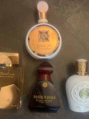 Parfymer  -  1. Fakhar Lattafa Damversionen  En blommig och orientalisk doft med inslag av vita blommor  jasmin, tuberos och vanilj.2 Ser Al Malika Lattafa En lyxig och kryddig orientalisk doft med träiga noter och inslag av oud. 3. Maroussia Slava Zaitsev. Den innehåller noter av bärnsten, mysk och blommiga ackord som ger en mogen och tidlös doft. 4. Opulent Musk Lattafa vit mysk,citrus, saffran, Fakhar Lattafa dam Ser Al Malika unisex Maroussi damparfym Opulent Musk unisex
