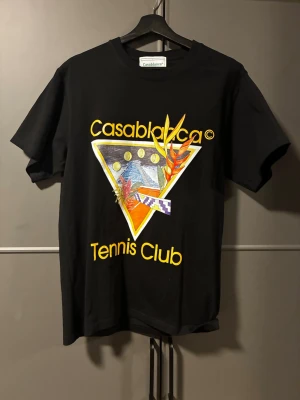 Svart Casablanca Tennis Club t-shirt - Säljer nu min CasaBlanca t shirt, den är i princip oanvänd. 