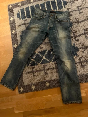 Blå Nudie Jeans straight fit, straight Alf W31 L32 - Ett par snygga straight Alf som har gått ur produktion, äger ett annat par men denna har jag växt ur. Snygg fade och clean färg. Perfekt får grisch/laidback still men funkar också med annat. Skriv om ni har frågor.
