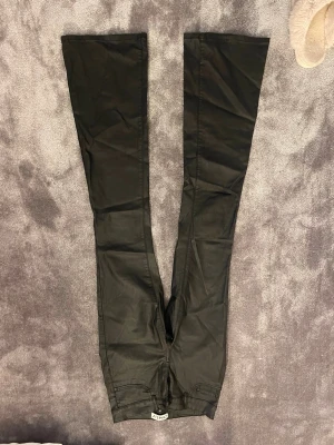 Svarta utsvängda läderbyxor från Only - Snygga svarta byxor som är mid waist. 