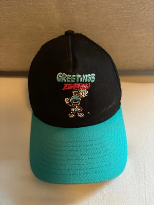New Era space jam keps - Säljer nu denna kepsen då den är för liten av mig. | Svart färg med turkos. | One Size, kids storlek. | Bra skick. | Släng iväg en signal vid funderingar så svarar jag snabbt. |