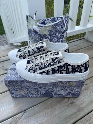 Walk N Dior Damskor  - Jättefina damskor från Dior i modellen Walk N Dior 🙌 | Storlek 38 och skicket är som nytt, påse & låda medföljer ✅ | De är i en fin mörkblå och vit färg 🎨| Bara o skriva vid fråga eller annat 😊