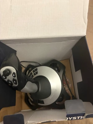 Säljer en joystick -  Säljer en joystick för PC den är helt ny använd vara runt 3-4 månader den går att spela men Fly simulator, Farming simulator. Köpte för 1000kr säljer för 600