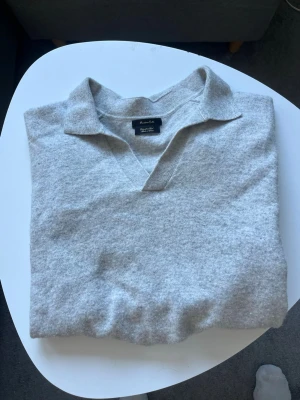 Ljusgrå tröja Massimo Dutti - Hej, säljer en snygg tröja från Massimo Dutti. Storlek L men passar som M. Skriv till mig vid minsta fundering. Mvh Marius