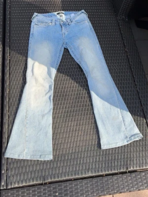 Ljusblå bootcut jeans  - Säljer ett par ljusblå bootcut jeans från true religion eftersom dem är lite förstora för mig och inte används. Dem är storlek w27 men är rätt strechiga i materialet. Dem har några små fläckar på framsidan men de kan tvättas bort💞💞