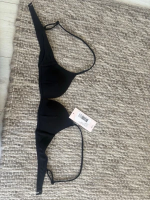 Svart bikiniöverdel från Nelly - Helt ny bikini, storlek 70A, nypris 249 kr men säljer för 120