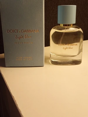 Dolce & Gabbana Light Blue EdP 50ml - Dolce & Gabbana Light Blue Eau de Parfum för herr, 50 ml. Fräsch doft med inslag av gul mandarin, havsvatten, cypress och cederträ. Flaskan är genomskinlig med ljusblått lock och gulddetaljer. Kommer i en ljusblå kartong i sammet.