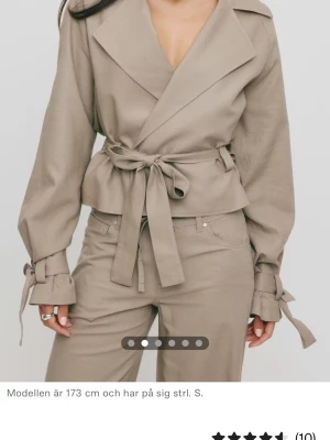 Beige/brun trenchcoat  - Trendig beige/brun trenchcoat från bikbok som passar till vår/sommar. Helt oanvänd med prislappen kvar. Skriv för fler frågor eller bilder💕