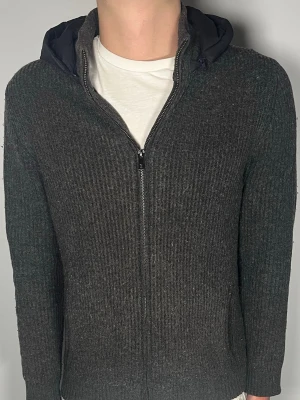 Massimo Dutti cardigan - Säljer en riktigt snygg och trendig Massimo Dutti cardigan i fint skick, storlek M, vid frågor är det bara att skriva //Gramenti