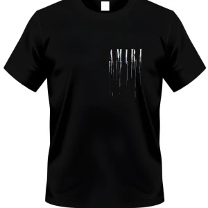 Svart AMIRI t-shirt med ängel armani - Svart t-shirt från AMIRI med coolt tryck framtill och stort vitt ängelmotiv på ryggen. Framsidan har droppande AMIRI-logga, medan baksidan har en detaljerad ängel och logotyp. Klassisk passform och rund hals. Perfekt statement-plagg för dig som gillar streetstyle.