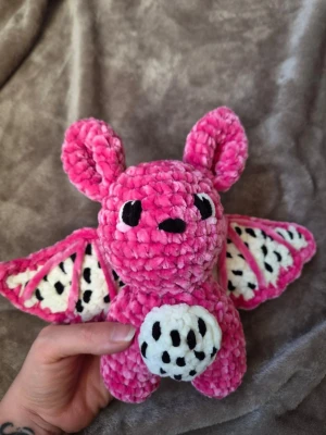 Drakfrukts fladdermus💕 - Mjuk faddermus i drakfrukts tema med broderade ögon. Perfekt som dekoration eller present till någon som gillar söta mjukdjur. ♡21cm lång