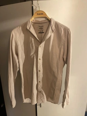 Beige linneskjorta från Jack & Jones - Knappt använd! Ljusbeige linneskjorta från Jack & Jones. Tillverkad i en skön mix av bomull och linne, perfekt för en avslappnad stil. Långärmad och enkel design som passar till det mesta i sommar. Nypris 500.
