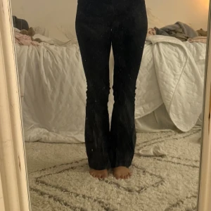 Svarta bootcut jeans från Perfect Jeans - Svarta jeans från Perfect Jeans i storlek 36. Modellen har bootcut-ben och hög midja som sitter snyggt och markerar midjan. Jeansen är i stretchigt denimtyg och har klassiska fickor och hällor för bälte.