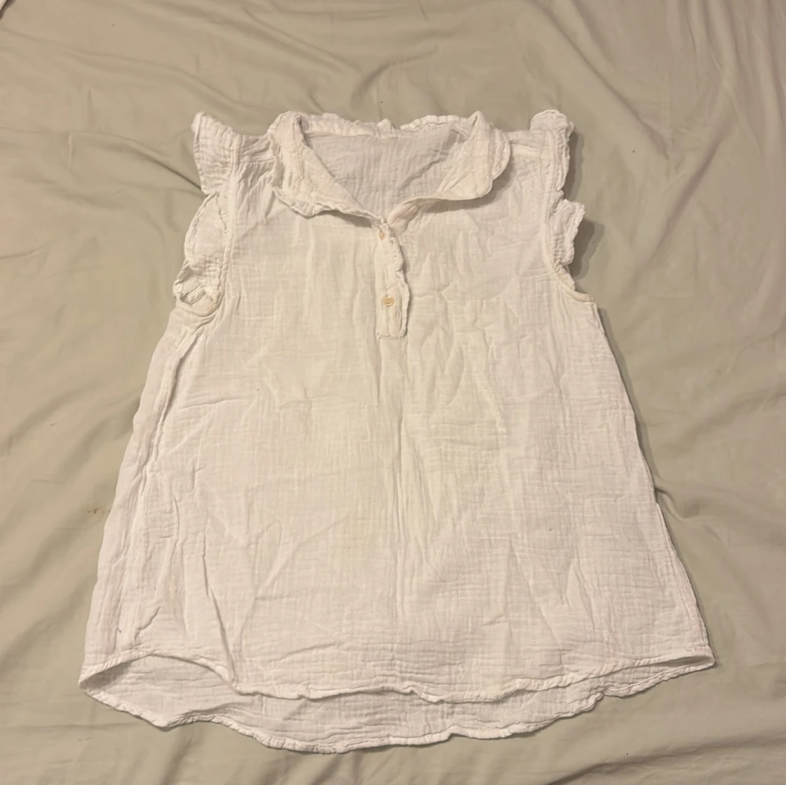 Vit blus med volangärmar och krage