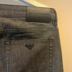 Armani jeans - Mörkgråa Armani jeans i bra skick. Storlek W33L32.