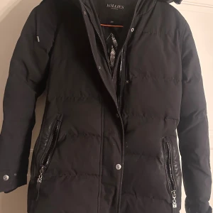 Svart lång pufferjacka Hollies - Säljer en svart hollies jacka utan päls jättebra skick skriv för frågor eller bilder pris kan diskuteras 💕