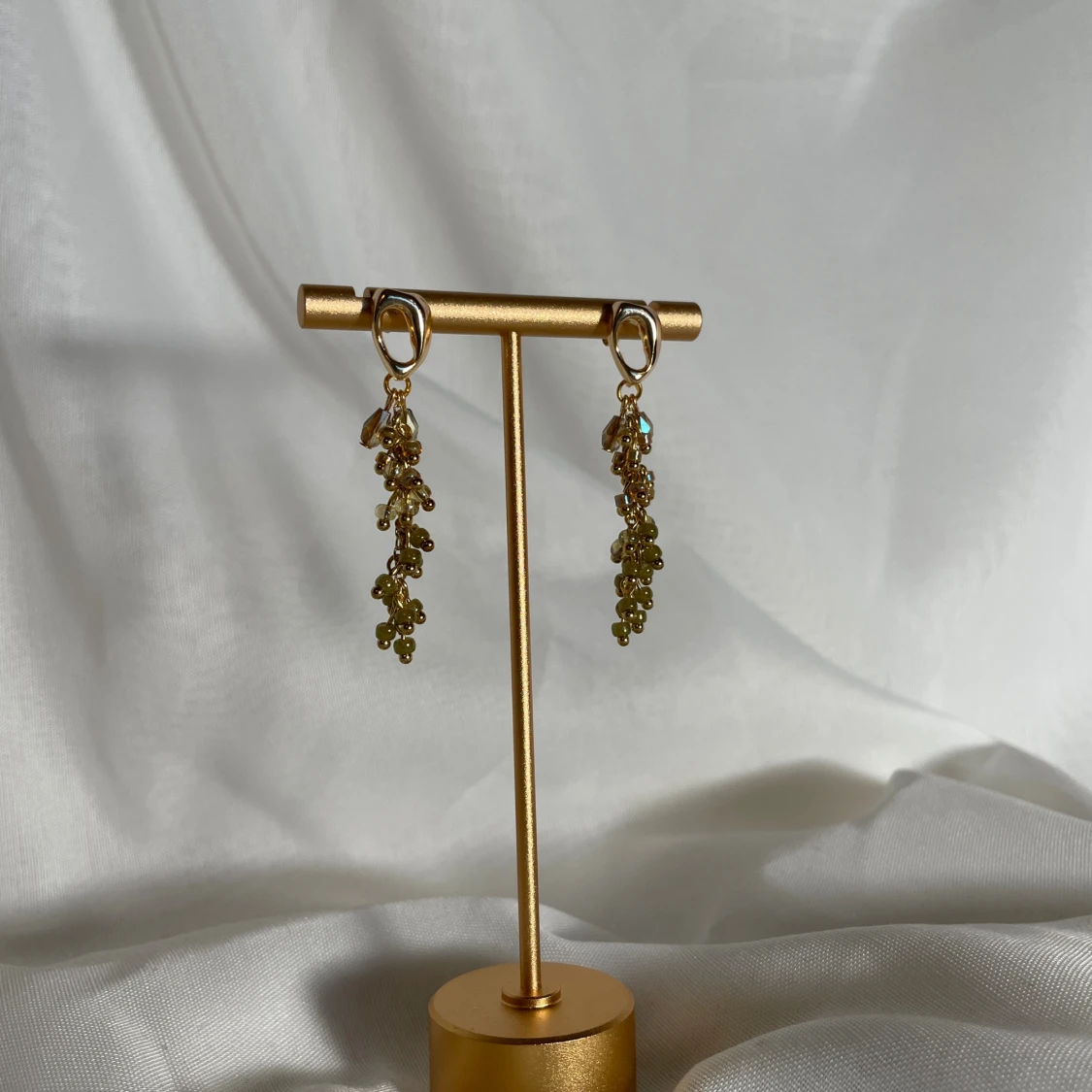 Guldiga örhängen med gröna pärlor - 1