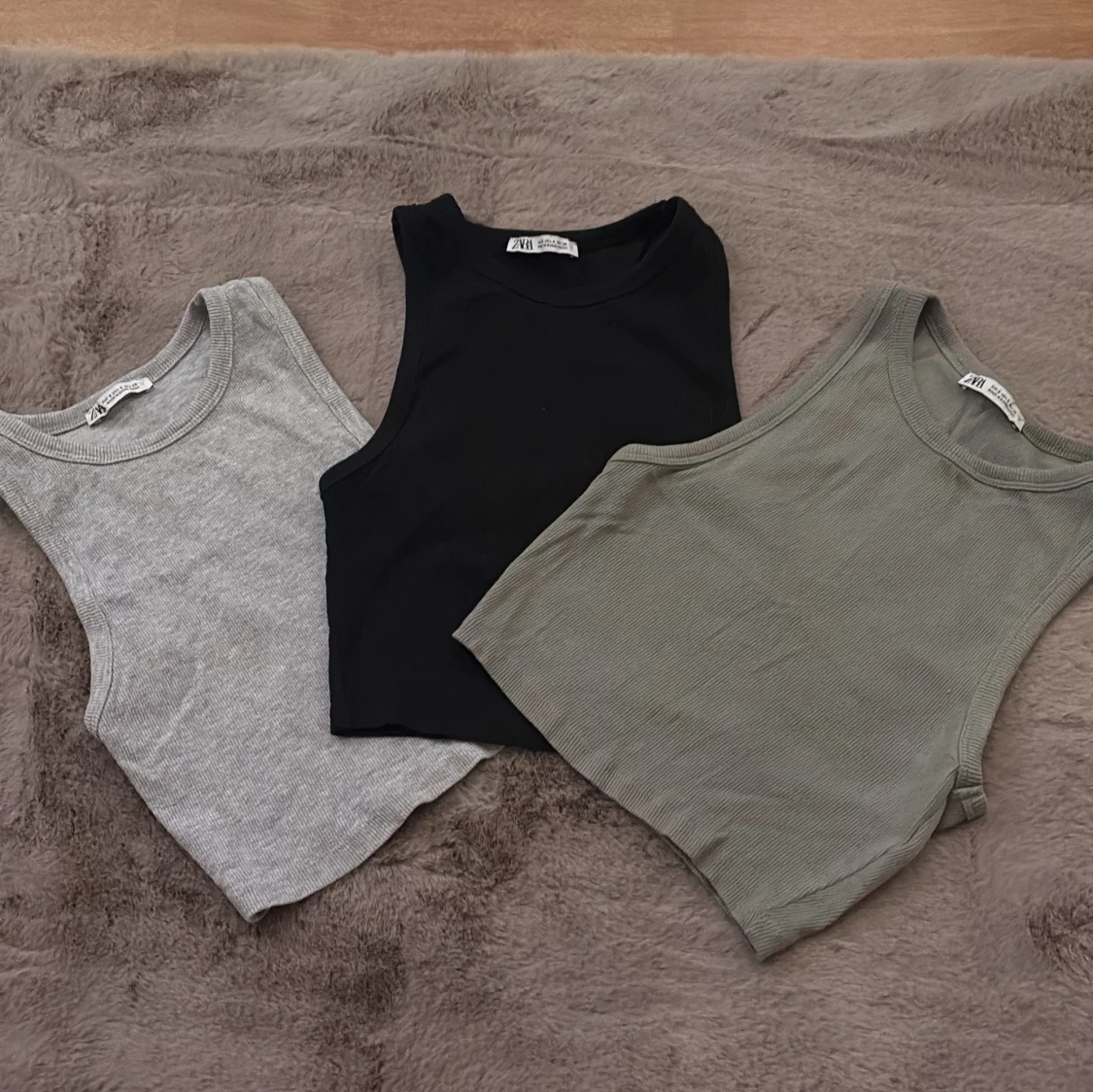 Tre ribbade linnetoppar från Zara