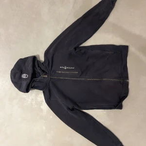 Svart Sail Racing fleecejacka med huva - Trendig sailracingjacka i jättebra skick. Kontakta för mer info!