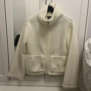 teddyjacka  - Jacka från lager 157 i stolek S, bara använd 1-2 gånger så väldigt fint skick!