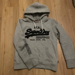 Grå hoodie från Superdry - Snygg grå hoodie från Superdry. Bra skick utan defekter. Storlek S.