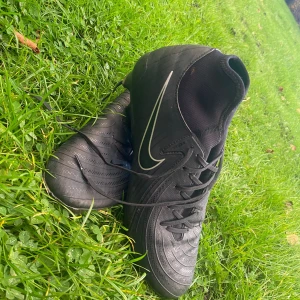 Fotbollsskor Nike Phantom storlek 43,5 -  Hej jag säljer mina fotbollsskor för mina fötter har växt och jag har skaffat nya jag har haft dem i runt 8 månader och de är bra