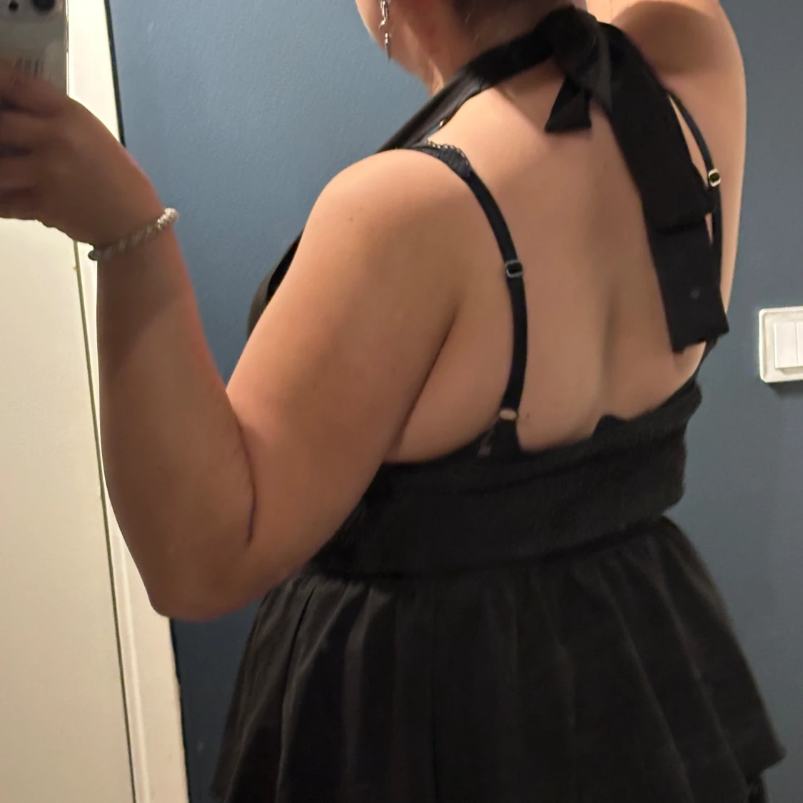 Svart kort volangklänning med knyt - 1