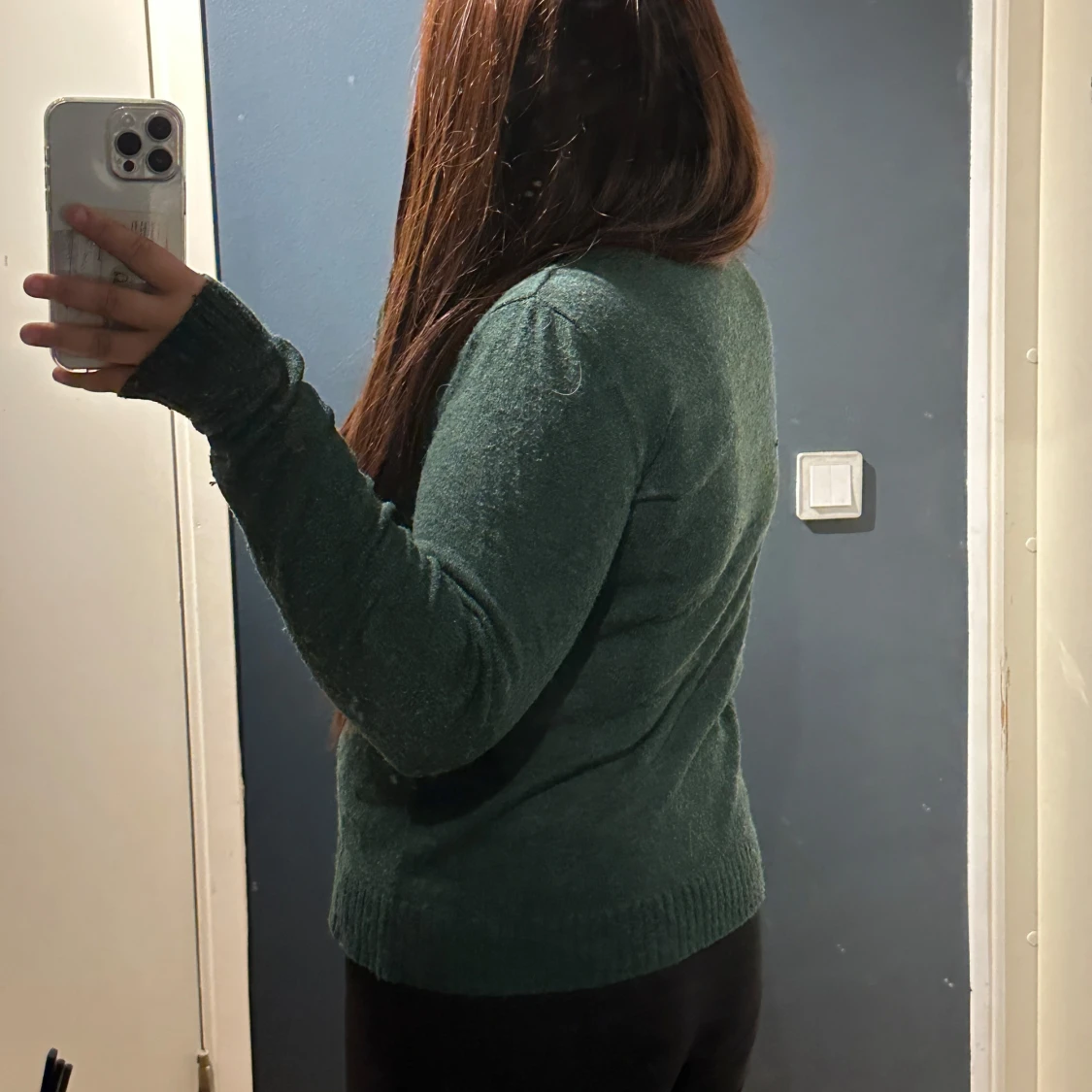 Mörkgrön stickad tröja med v-ringning