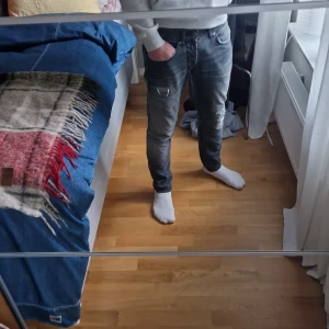 Dondup jeans  - Tjena säljer dessa snygga dondup jeansen i modellen George🤩 Inge defekter eller liknande!! Nypris 2000+, mitt pris endast 799🚀. Hör gärna av er om ni har några funderingar🙌 Pris går att diskutera vidare snabb affär!!