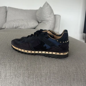 Valentino skor - Säljer nu dessa valentino rock runner skor för ett bra pris! Dessa skor har funkat utmärkt för mig under vinter tid. Jag måste nu tyvärr sälja skorna då jag växt ut ur dem. Vissa små defekter på skor men det kan man såklart lösa. Pris kan diskuteras!