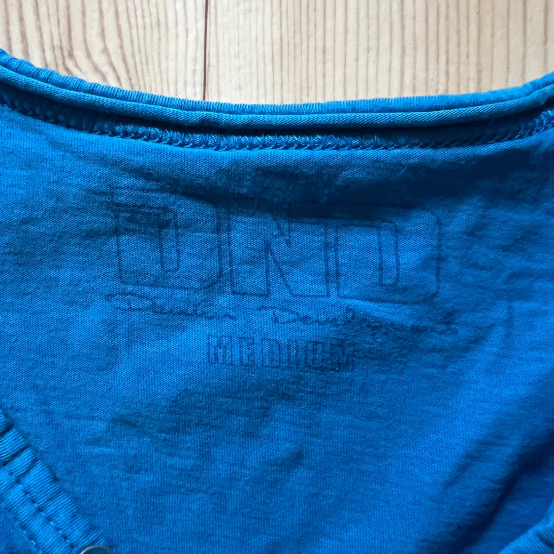 Blå t-shirt med v-ringning från DND strl M - 1