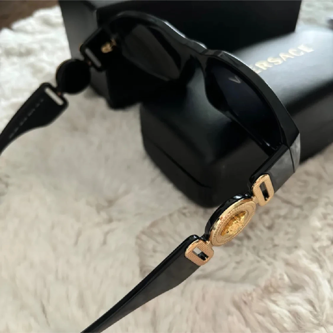 Svarta Versace solglasögon med guldmedusa - 3