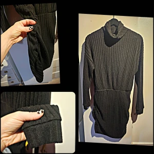 Svart ribbad stickad poloklänning - Mysig svart stickad klänning med polokrage och långa ärmar. Ribbat material som ger en snygg struktur och lite extra edge. Perfekt längd som slutar ovanför knäna och sitter skönt på kroppen. Ärmsluten är breda och viker sig snyggt.