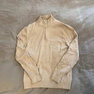 Beige Halvzip - Säljer nu denna snygga Halvzip från Bläck (MQ). Är i väldigt bra skick och inga tecken på användning! Storlek S. Skriv för fler frågor!🙌