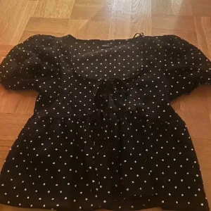Svart prickig blus med puffärm - Jätte snygg, endast använd 1 gång.