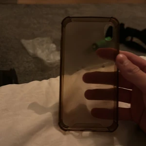 iPhone X/XS Skal Transparent - Transparent skal till iPhone X/XS med förstärkta hörn för extra skydd. Skalet är lätt gulnat men i övrigt helt och utan sprickor. Perfekt för dig som vill skydda din iPhone utan att dölja designen.