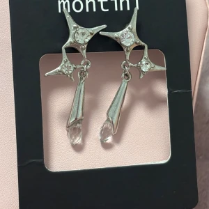 Silvriga örhängen med stjärndetaljer - Unika silvriga örhängen med stjärnformad design och gnistrande stenar