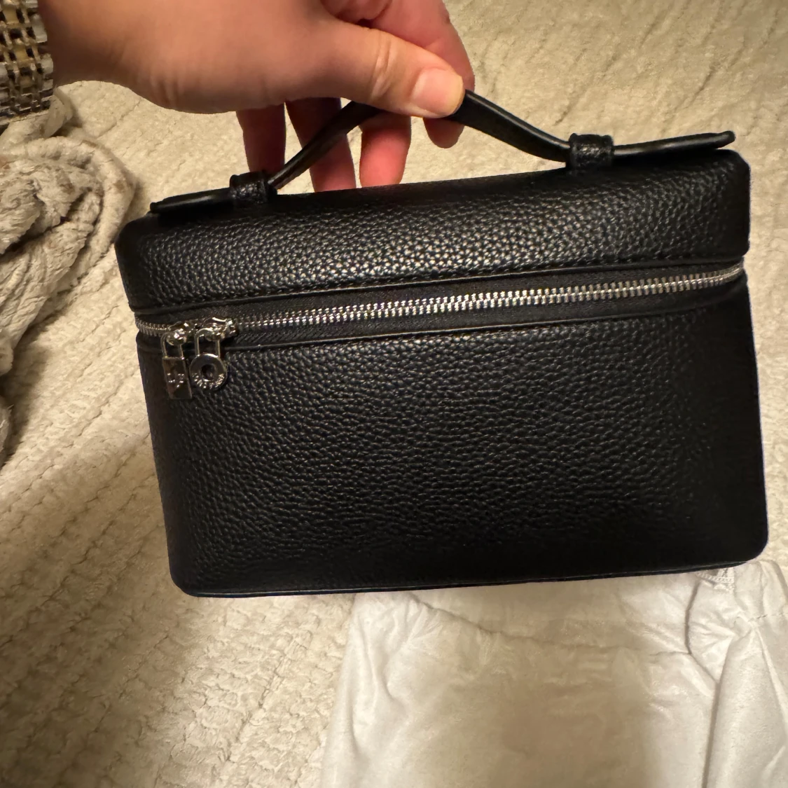 Svart axelväska från Loro  - 1